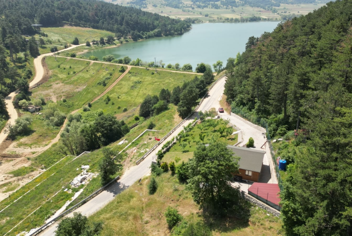 Dağyenice’de Eşsiz Proje: Göl Manzaralı Tarla ve Ahşap Ev