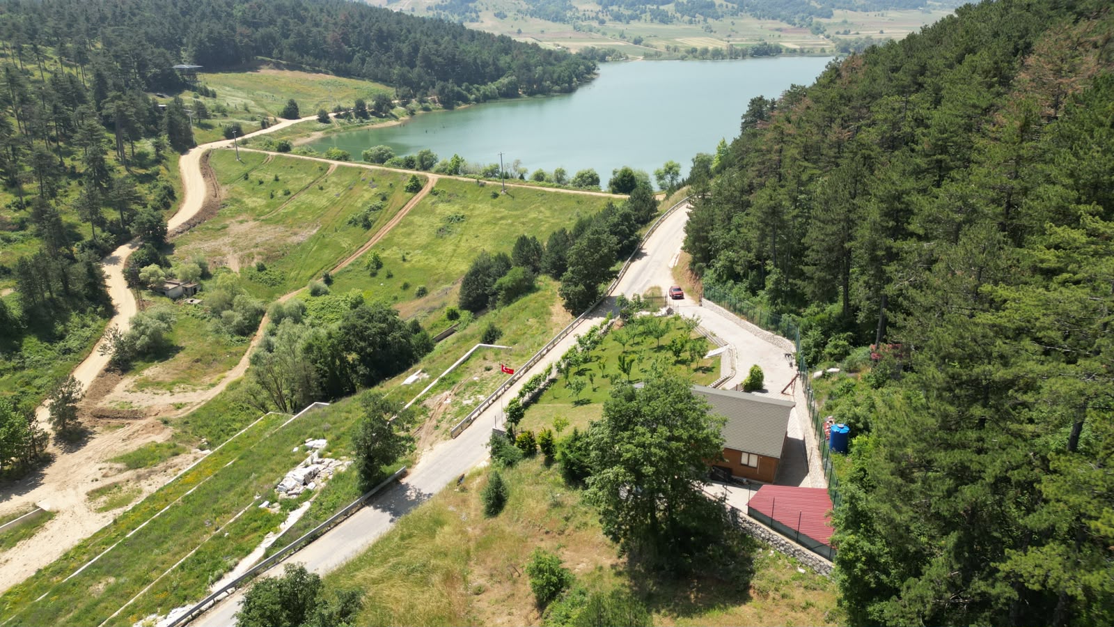WhatsApp Image 2026-06-24 at 15.31.55 (2) Dağyenice’de Eşsiz Proje: Göl Manzaralı Tarla ve Ahşap Ev