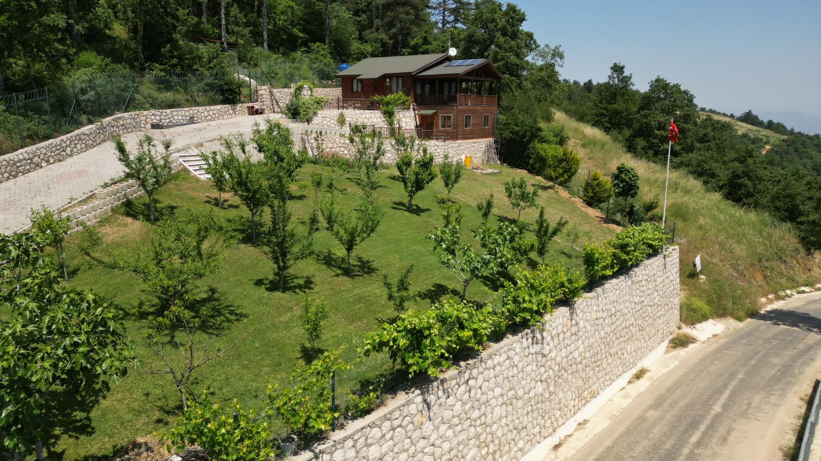 WhatsApp Image 2026-06-24 at 15.31.55 Dağyenice’de Eşsiz Proje: Göl Manzaralı Tarla ve Ahşap Ev